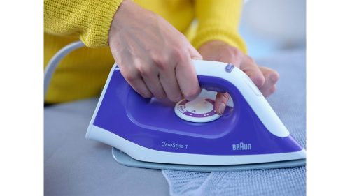 braun_carestyle-1_steam-generator-iron_is_1012_bl_04_lifestyle braun_carestyle-1_steam-generator-iron_is_1012_bl_04_lifestyle