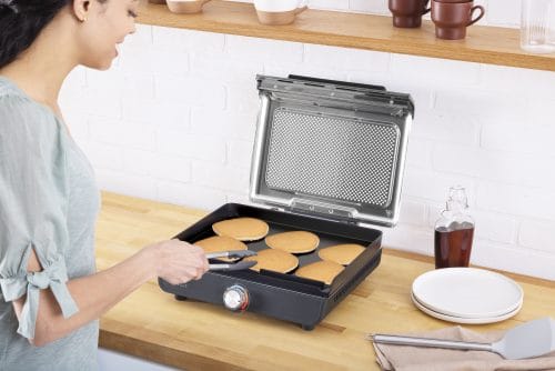 GR101UK_InUse_Kitchen_Counter_Griddle_6xPancakes_Woman_RGB GR101UK_InUse_Kitchen_Counter_Griddle_6xPancakes_Woman_RGB